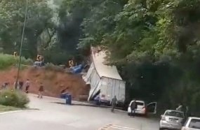 Acidente com caminhão de carga tóxica interdita Serra Dona Francisca