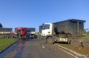 Colisão entre carretas deixa motorista ferido no trevão de Irani 