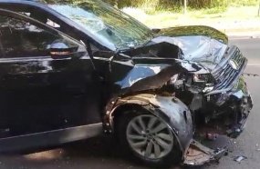 Colisão entre carro e moto deixa duas pessoas feridas no Acesso Adolfo Ziguelli