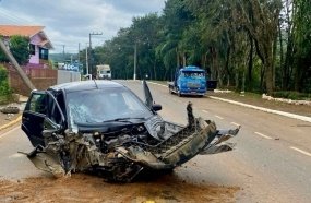 Colisão de carro contra poste deixa quatro pessoas feridas 