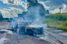 Caminhonete é destruída por incêndio na BR-470