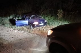 Noivo interrompe casamento para perseguir ladrões que invadiram sua casa