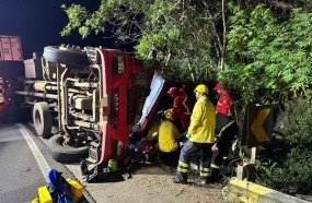 Condutor é resgatado das ferragens após caminhão tombar na BR-470