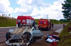 Carro com três pessoas capota após colisão em barranco na BR-282