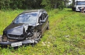 Carro é atingido por rodado que se soltou de caminhão na BR-153