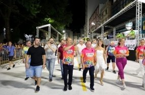 Primeiro desfile das escolas de samba reúne cerca de 15 mil pessoas