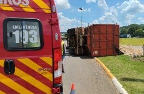 Caminhão carregado com maravalha tomba no trevo da SC-120