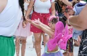 Carnaval infantil, concurso de fantasias e festa das cores marcam o domingo