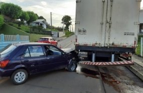 Mulher fica ferida após carro bater atingir caminhão estacionado 