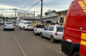 Kombi atinge poste após colidir contra veículos estacionados 