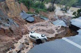 Carro é 'engolido' por cratera gigante que se abriu na BR-470