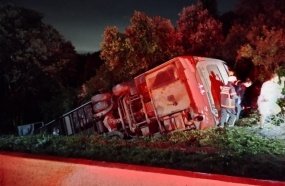 Ônibus com 37 passageiros tomba em barranco após sair da pista na BR-282
