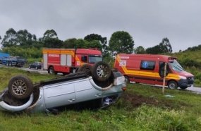 Saída de pista seguida de capotamento deixa jovem ferido na BR-470
