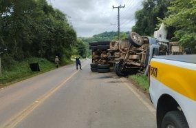 Caminhão tomba após ficar sem freios em Luzerna 