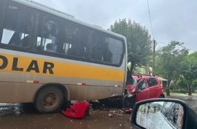 Mulher morre após colidir carro na traseira de micro-ônibus 
