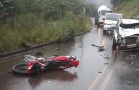 Colisão frontal contra carro deixa motociclista gravemente ferido 