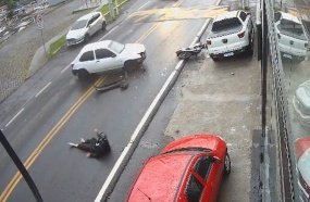 Motociclista dá ‘pirueta’ no ar após colisão contra carro em Joaçaba