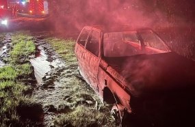 Carro é consumido por incêndio às margens de rodovia