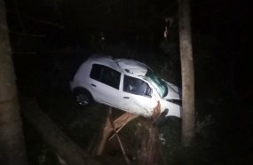 Motorista fica ferido após carro sair da pista e colidir contra árvores na SC-355