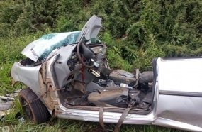 Quatro pessoas ficam feridas após colisão contra carreta na BR-282