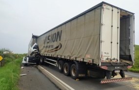 Colisão frontal entre carretas mata motorista na BR-153