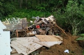 Motorista é resgatado com vida após carreta capotar em ribanceira 