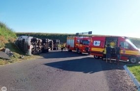 Motorista fica preso na cabine após carreta tombar no trevo de Campos Novos