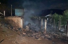 Morador encontra casa pegando fogo ao retornar para residência 