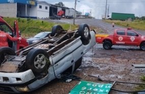 Motorista escapa ileso após caminhonete capotar na BR-153
