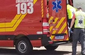 Mulher sofre acidente ao praticar pilotagem de moto em casa