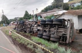 Carreta que transportava produtos perigosos tomba na SC-350