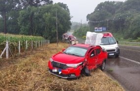 Acidente entre três veículos deixa duas pessoas feridas na SC-135