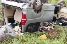 Carro com quatro pessoas capota após colidir contra barranco na BR-282