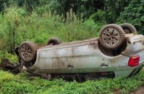 Saída de pista seguida de capotamento deixa motorista ferido na BR-282