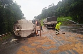 Colisão entre caminhão e carreta provoca vazamento de óleo na BR-116