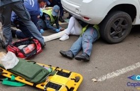 Motociclista vai parar embaixo de carro após colisão em Capinzal 