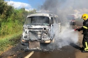 Kombi fica destruída após pegar fogo na SC-451