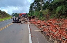 Casal de Videira morre após caminhão capotar na Serra catarinense