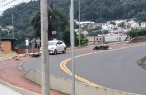 Acidente entre carro e duas motos deixa uma pessoa ferida em Joaçaba