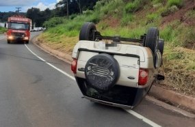 Capotamento de veículo deixa motorista ferido na SC-135