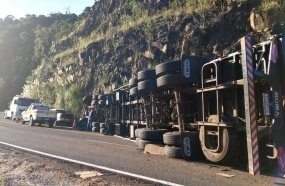 Caminhoneiro fica preso às ferragens após carreta tombar em Ibicaré 