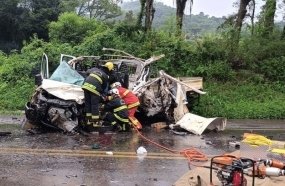 Colisão entre caminhão e carreta deixa dois feridos graves na BR-153  