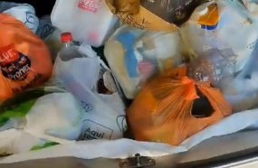 Indignado com a falta de coleta, morador leva lixo na garagem da Prefeitura 