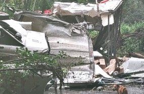 Motorista escapa com vida após caminhão despencar em ribanceira 