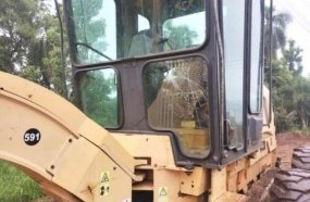 Homem é detido após arremessar pedra contra máquina da Prefeitura