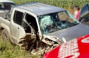 Jovem fica ferido após caminhonete colidir contra árvore 
