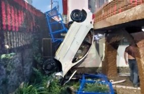 Carro cai no quintal de residência após colisão em Videira 
