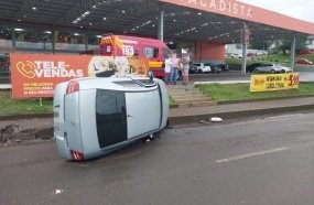 Mulher fica ferida após tombar o carro no trevo da SC-135
