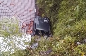 Veículo atinge telhado de residência após cair em ribanceira 