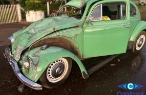 Três pessoas ficam feridas após colisão entre Fusca e motocicleta 